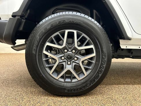 Used 2025 Jeep Wrangler Unlimited Sahara w/ Technology Group AWD/4WD image 27