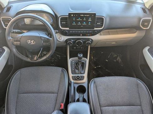 Used 2025 Hyundai Venue Limited FWD image 18