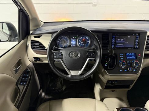 Used 2020 Toyota Sienna XLE FWD image 25