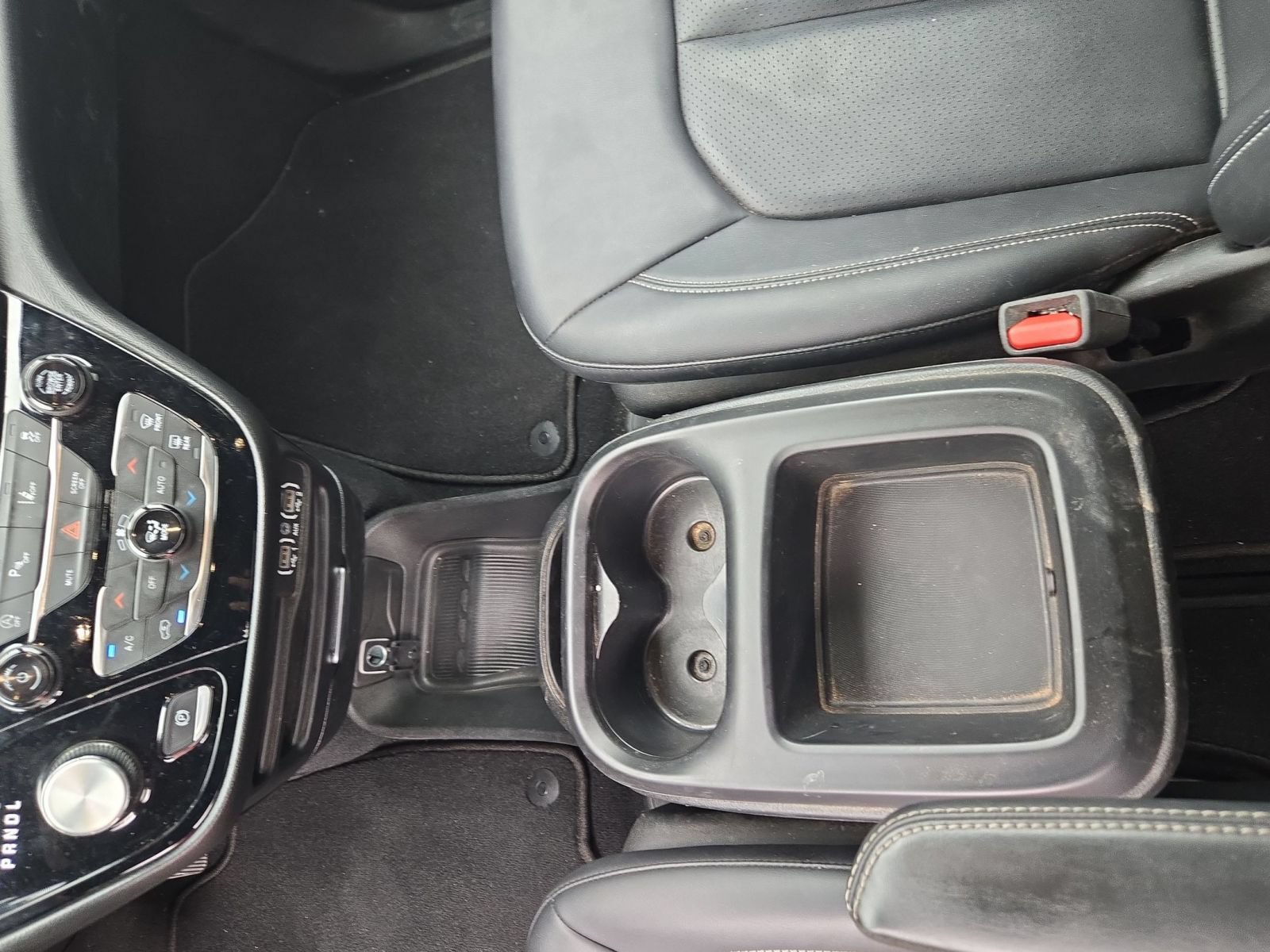 Used 2025 Chrysler Pacifica Select FWD image 18