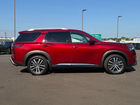 Used 2022 Nissan Pathfinder Platinum w/ Lighting Package (N92) AWD/4WD image 3