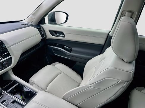 Certified 2024 Nissan Pathfinder SL w/ SL Premium Package FWD image 5
