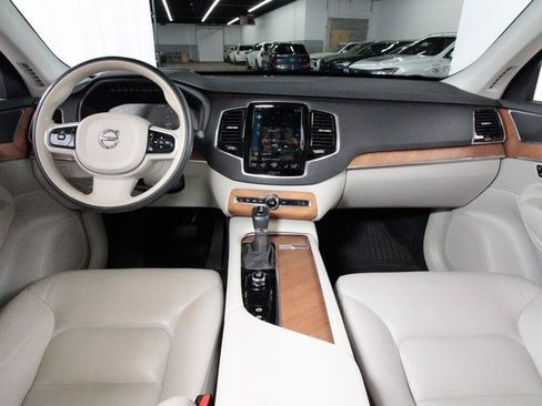 Certified 2022 Volvo XC90 T6 Momentum image 5
