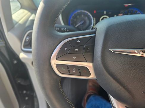 Used 2023 Chrysler Pacifica Touring-L FWD image 14