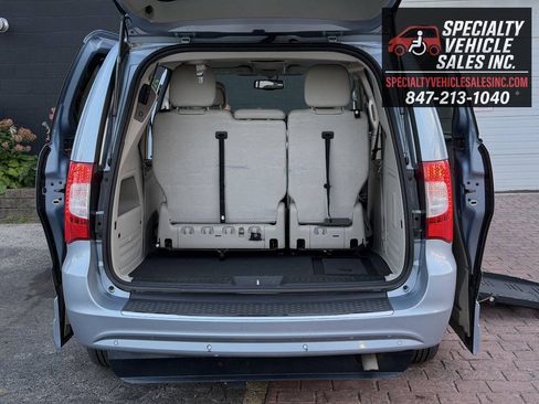 Used 2013 Chrysler Town & Country Touring FWD image 24