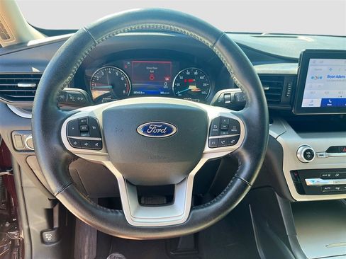 Used 2022 Ford Explorer XLT image 11