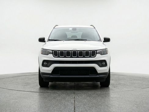 Used 2025 Jeep Compass Latitude AWD/4WD image 2