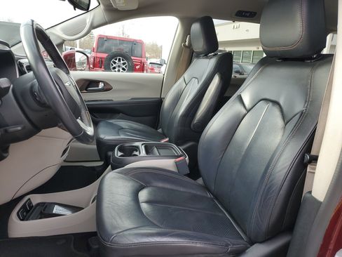 Used 2018 Chrysler Pacifica Touring-L w/ Premium Audio Group image 16