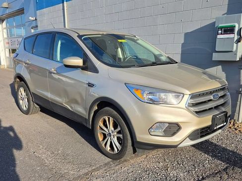 Used 2017 Ford Escape SE w/ SE Cold Weather Package AWD/4WD image 3