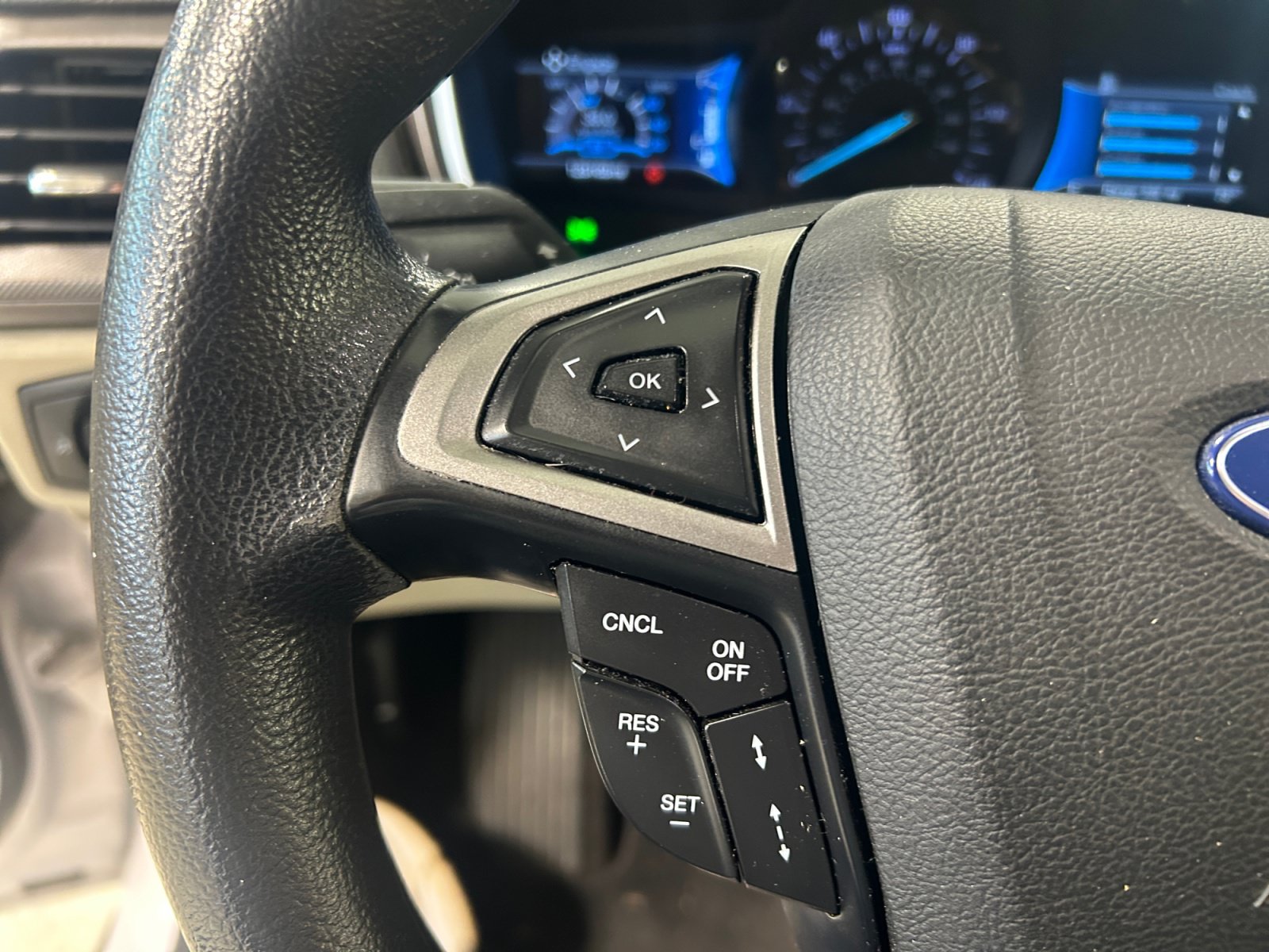 Used 2019 Ford Fusion SE FWD image 17