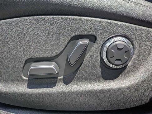 Used 2025 Genesis GV70 2.5T AWD/4WD image 21