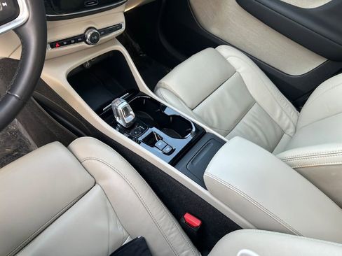 Used 2023 Volvo XC40 B5 Plus image 20