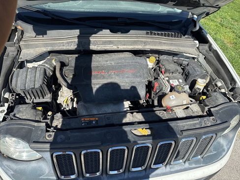 Used 2016 Jeep Renegade Latitude image 10