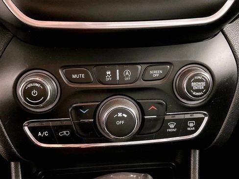 Used 2020 Jeep Cherokee Latitude Plus image 14