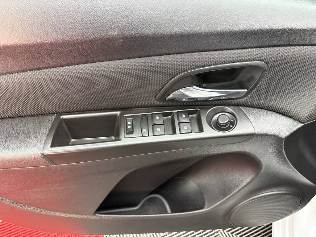 Used 2016 Chevrolet Cruze LT FWD image 8