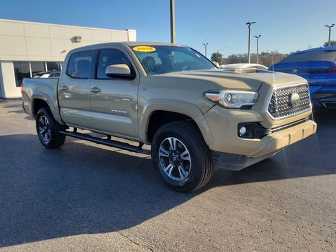 Used 2018 Toyota Tacoma TRD Sport image 2