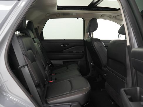Used 2023 Nissan Pathfinder SL AWD/4WD image 12