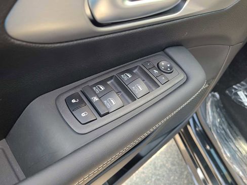 New 2023 Chrysler Pacifica Limited w/ Uconnect Theater Family Group image 19