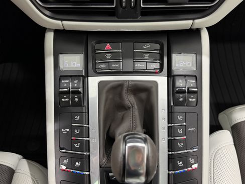 Certified 2021 Porsche Macan Turbo AWD/4WD image 42