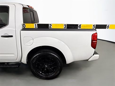 Certified 2020 Nissan Frontier SV w/ Midnight Edition Floor Mats image 15