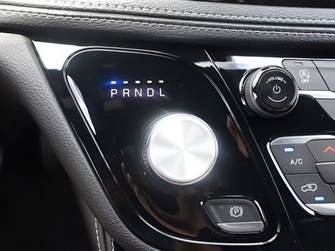 New 2027 Chrysler Pacifica Limited FWD image 16