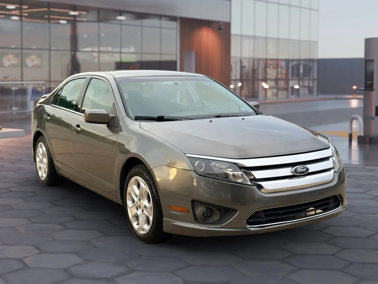 Used 2010 Ford Fusion SE FWD image 3
