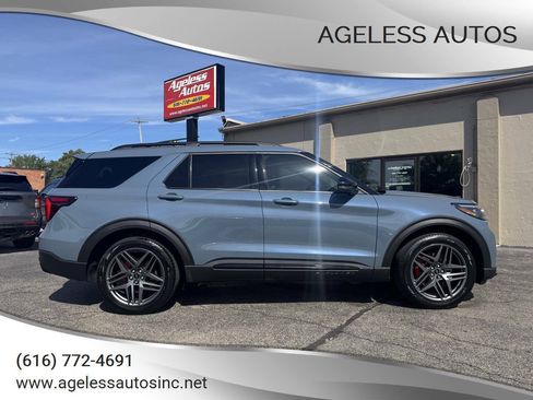 Used 2025 Ford Explorer ST AWD/4WD image 1