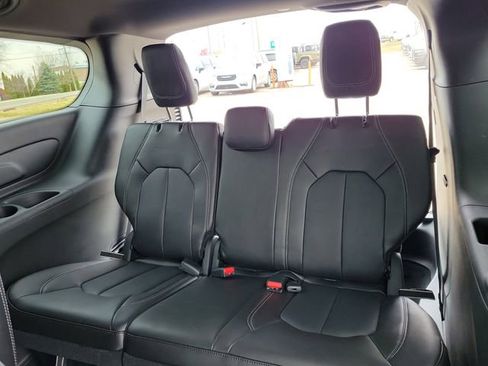 New 2026 Chrysler Pacifica Select image 16