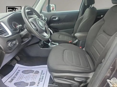 Used 2019 Jeep Renegade Latitude AWD/4WD image 9