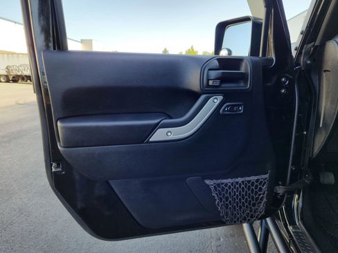 Used 2017 Jeep Wrangler Unlimited Rubicon w/ Cold Weather Group image 14