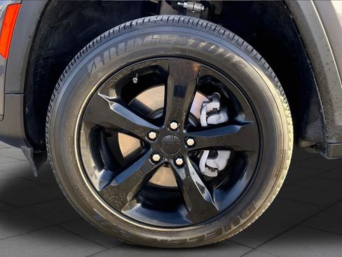 Used 2024 Jeep Grand Cherokee L Altitude AWD/4WD image 11