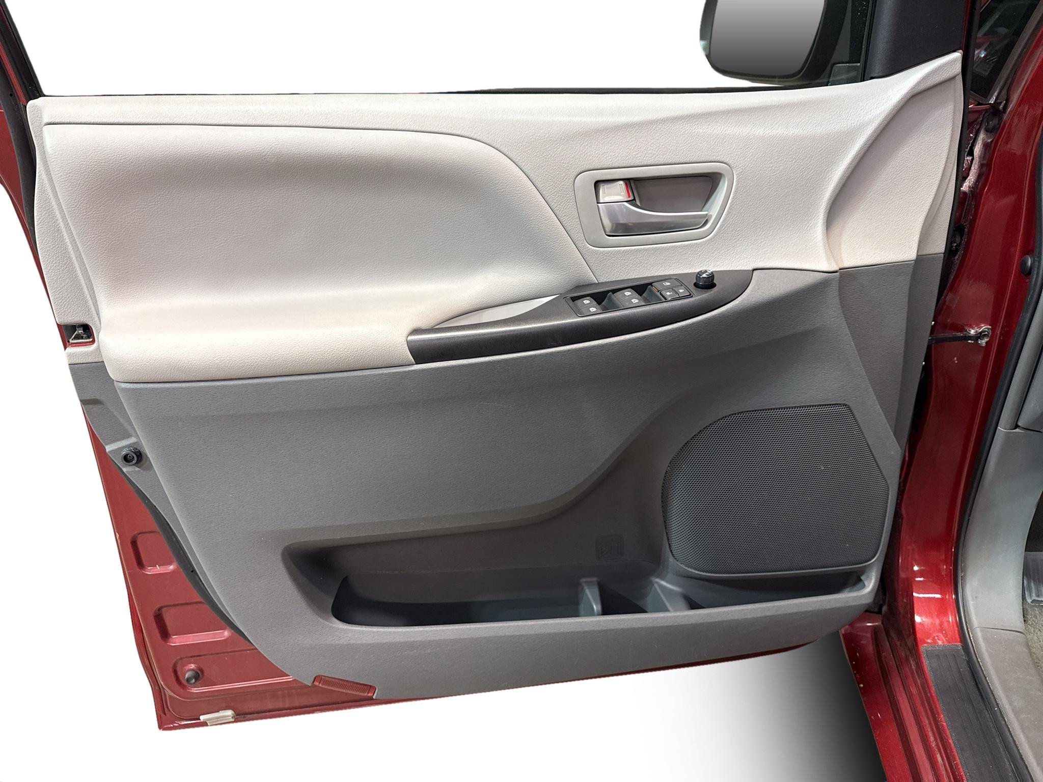 Used 2015 Toyota Sienna LE FWD image 15