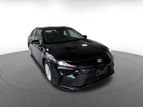 Used 2025 Toyota Camry LE image 3