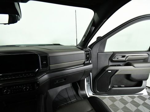 Used 2024 Chevrolet Silverado 2500 ZR2 w/ Technology Package image 21