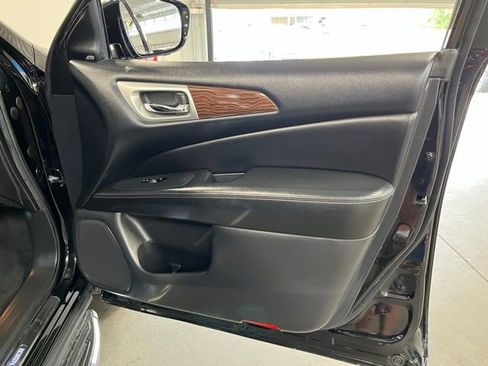 Used 2017 Nissan Pathfinder Platinum w/ Midnight Edition Package FWD image 12
