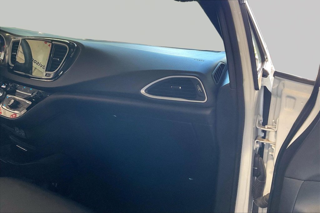 Used 2025 Chrysler Pacifica Select FWD image 23