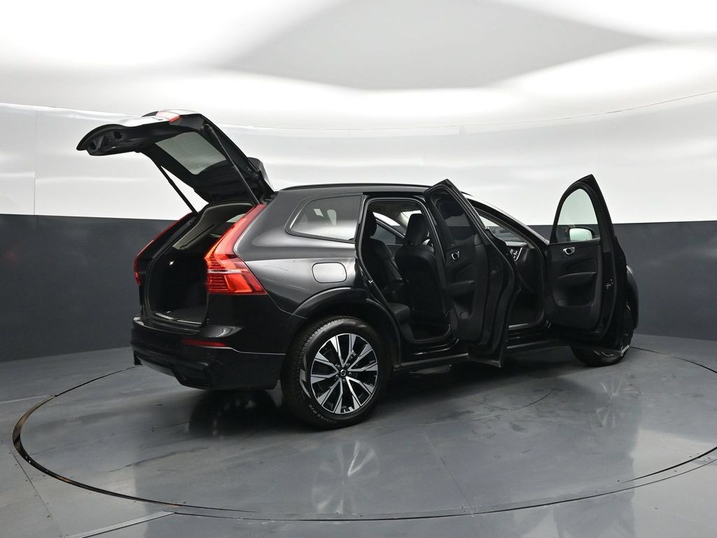 Used 2025 Volvo XC60 B5 Plus AWD/4WD image 5