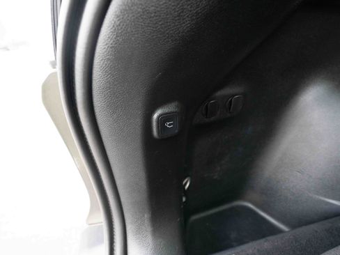 Used 2019 Jeep Cherokee Limited image 29