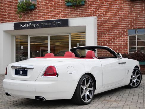 Used 2017 Rolls-Royce Dawn image 2
