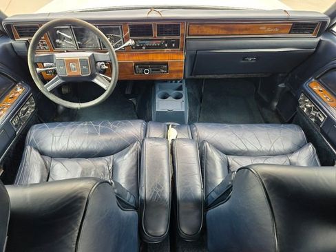 Used 1989 Lincoln Town Car Signature RWD image 3