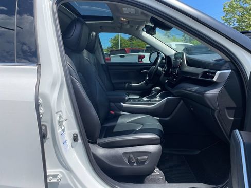 Used 2021 Toyota Highlander XLE AWD/4WD image 37