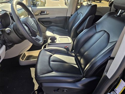 Used 2024 Chrysler Pacifica Touring-L image 14