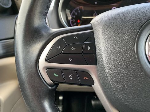 Used 2021 Jeep Grand Cherokee Laredo AWD/4WD image 18