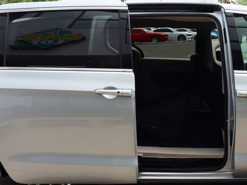 Used 2023 Chrysler Voyager LX image 28