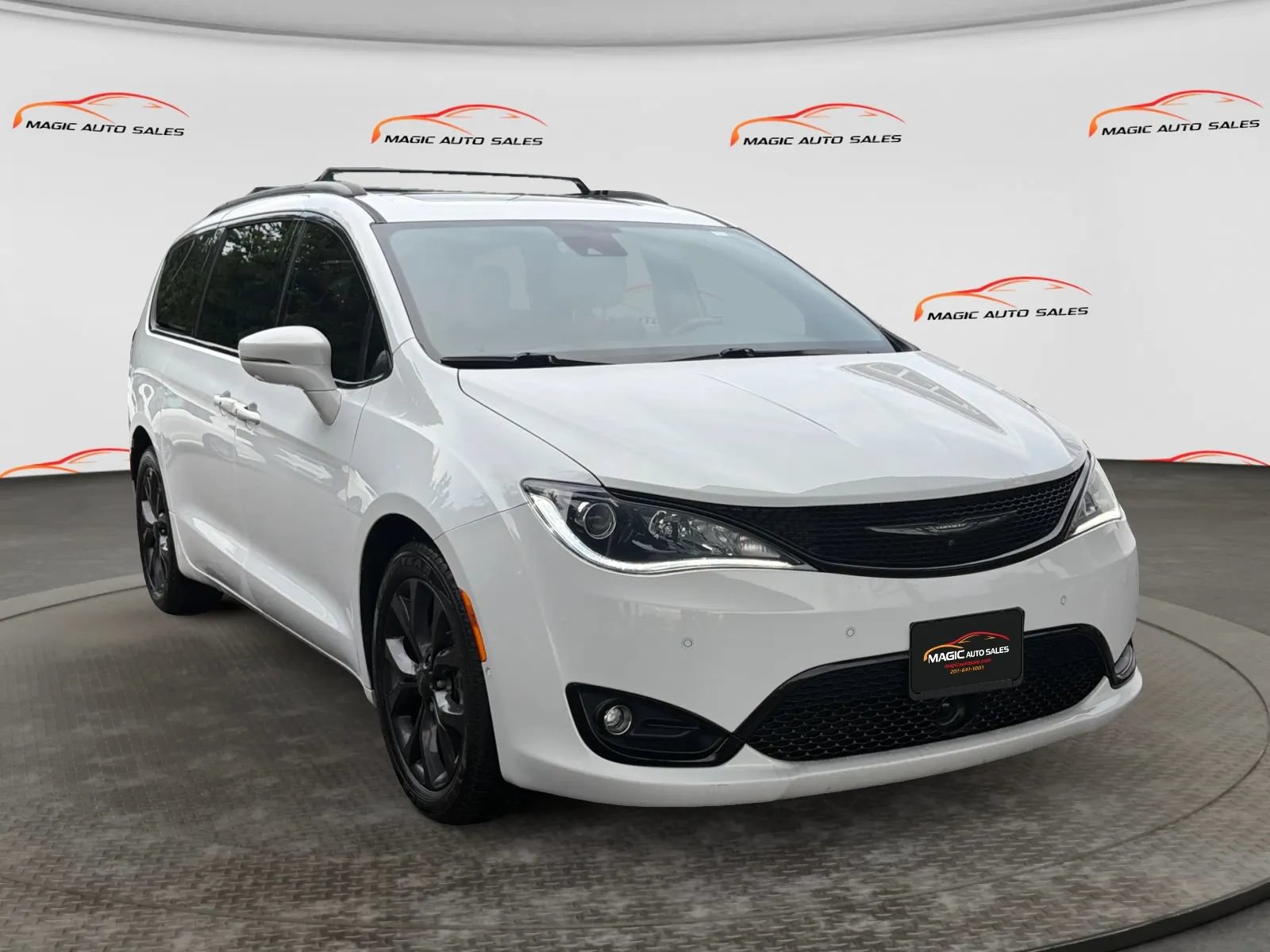 Used 2019 Chrysler Pacifica Limited w/ Advanced Safetytec Group FWD image 5