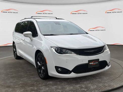 Used 2019 Chrysler Pacifica Limited w/ Advanced Safetytec Group FWD image 5