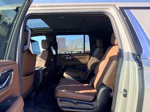 Used 2023 Chevrolet Suburban High Country image 8