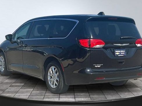 Used 2023 Chrysler Voyager LX FWD image 4