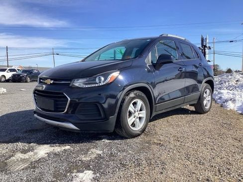 Used 2021 Chevrolet Trax LT w/ LT Convenience Package image 2