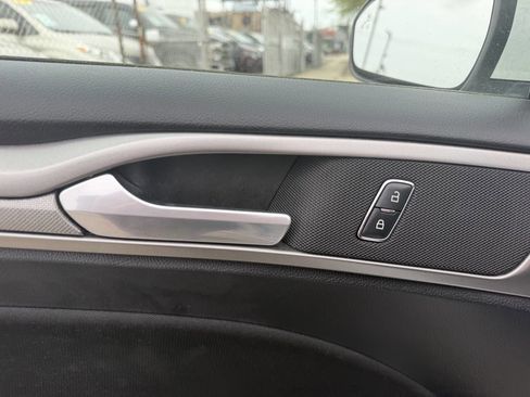 Used 2019 Ford Fusion SE FWD image 11